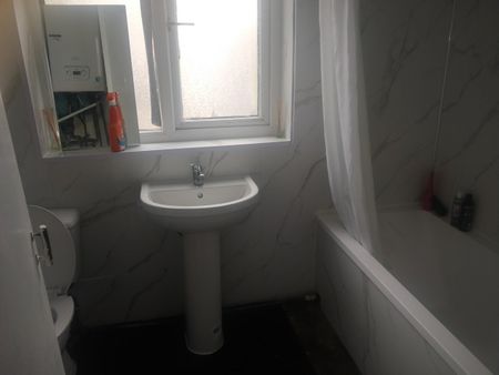 Bedsit, Selby Road, E13 - Photo 2