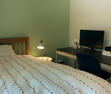 2 Bed Flat, Holyrood, EH8 - Photo 3