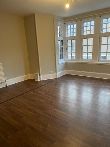 3 bedroom flat to rent - Photo 2