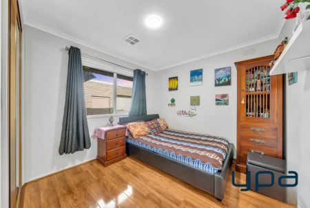 “Immaculate Family Home Offering Comfort and Convenience !!” - Photo 5