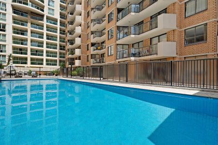 Stylish & Spacious Two-Bedroom Apartment in the Heart of Sydney CBD – Windsor Plaza - Photo 2