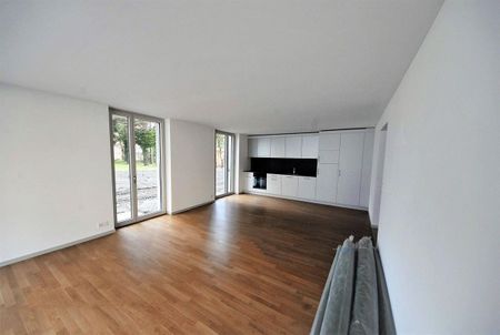 Modern apartment with seating area - Photo 4