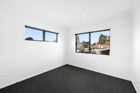 Discover comfortable and convenient living in this well-appointed 2-bedroom, 2-bathroom townhouse located in the sought-after suburb of Beerescourt, Hamilton. - Photo 2