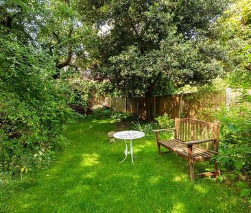 A spacious 2 double bedroom property with communal gardens - Photo 6