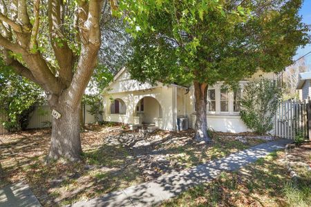 Spacious family home in the heart of Oakleigh! - Photo 2