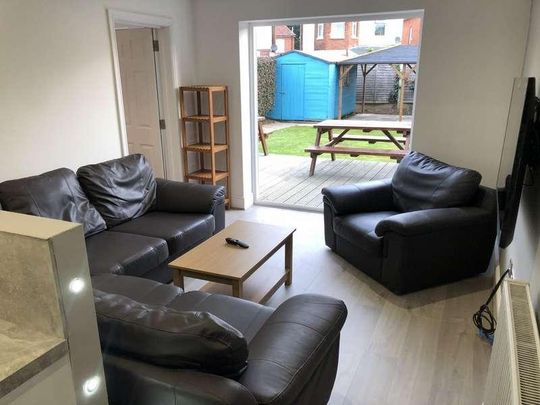 Bedroom Detached House In Charminster, BH8 - Photo 1