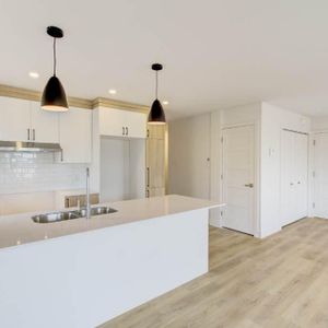 5 1/2 neuf, Les Coteaux, TRIPLEX ! JUIN - JUILLET 2025 rue Lippée - Photo 2
