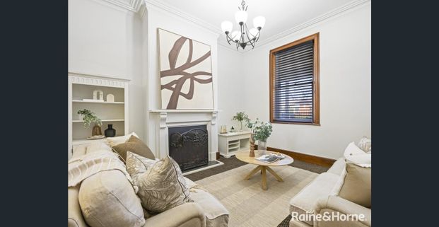 FULLY FURNISHED 2 BEDROOM TOWNHOUSE IN CBD - GAS & WATER INCLUDED - TENANTS TO PAY FOR ELECTRICITY ONLY- Available Now!!! - Photo 1