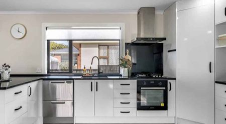 Fully renovated 4 Bedroomed home in Grasmere - Photo 4