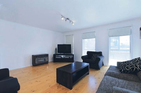 SPACIOUS FAMILY HOME - Photo 4