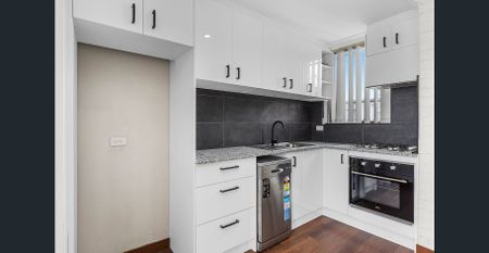 TOP FLOOR APARTMENT IN PRIME MAYLANDS LOCATION - Photo 5