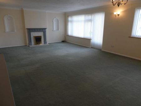 3 bedroom flat to rent - Photo 3