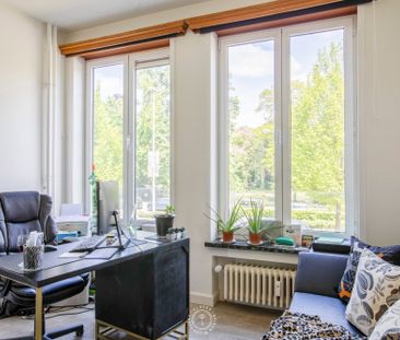 Ruim appartement met 2 slaapkamers en terras, zicht op het stadspark - Photo 1