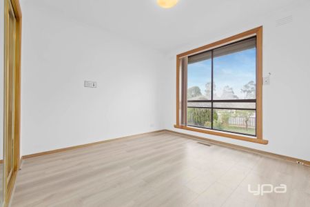 Spacious Family Home with Bonus Bungalow in Prime Keilor Location - Photo 5