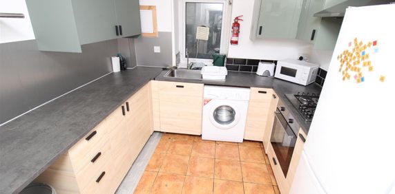 Room For Rent Laura Street, Pontypridd - Photo 2