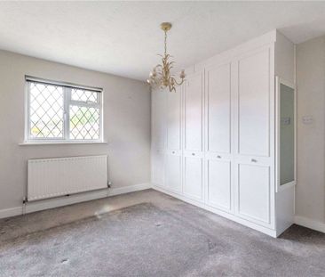 A detached family home situated in the heart of Sunningdale. - Photo 4