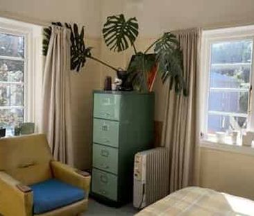 SMARTLY PRESENTED ART DECO APARTMENT: - Photo 2