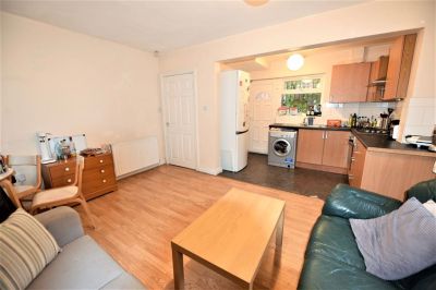 3 bedroom House in Brudenell Road, Leeds - Photo 2