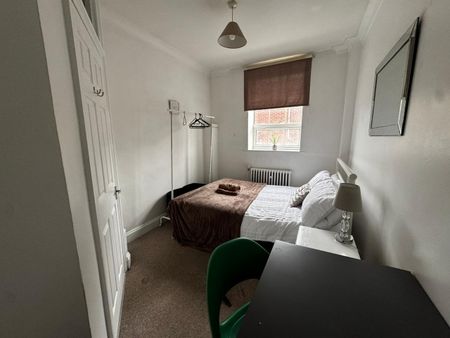 2 Bed Flat, Atlantic Mansions, SO14 - Photo 2