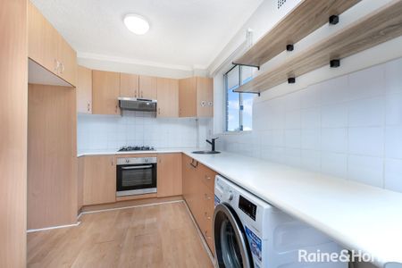 Cosy well presented apartment close to transport - Photo 5