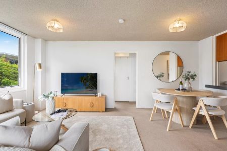 LIGHT-FILLED APARTMENT WITH OCEAN VIEWS IN SUPERB LOCATION - Photo 2