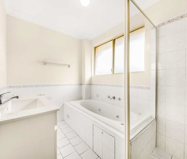 FRESHLY PAINTED 2 BEDROOM UNIT WITH SPLIT SYSTEM AND GAS COOK TOP! - Photo 3