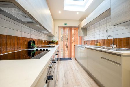 1 bedroom in a house share to rent - Photo 4