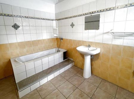 Location Appartement 3 pièces 56m² LES ABYMES 97139 - Photo 5