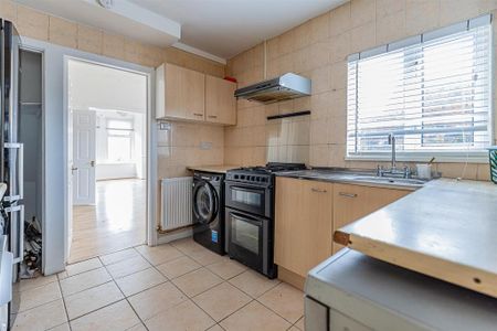 3 bedroom end of terrace house to rent - Photo 5