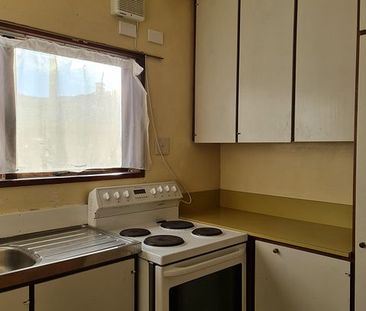 3 BEDROOM near CAMPUS, flat FOR 2025 &/or 2026 - Photo 3