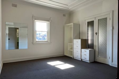 Charming One Bedroom House - Photo 2