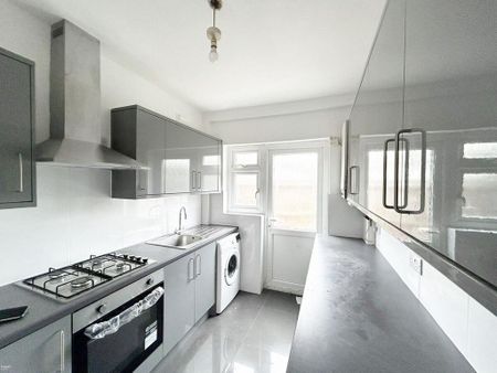 3 bedroom semi-detached house to rent - Photo 3