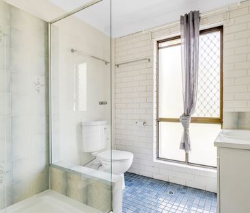 Charming 2-Bedroom Unit with Spacious Courtyard in Prime Location - Photo 4