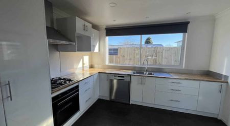 3 bedroom home plus outside room! - Photo 4