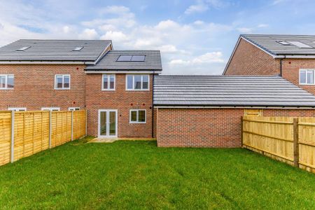 3 bedroom end of terrace house to rent - Photo 2