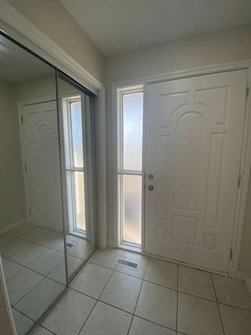 Beautiful 3-Bedroom Main Floor for Rent in Martindale - Photo 5