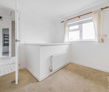 Applegarth Avenue, Guildford, GU2 - Photo 3