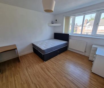 4 bedroom semi-detached house to rent - Photo 5