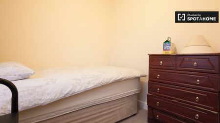 Room for rent in 5-bedroom house in Donaghmede, Dublin - Photo 2