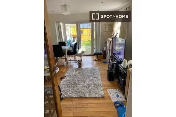 Cozy room in 4-bedroom houseshare in Dún Laoghaire, Dublin - Photo 1