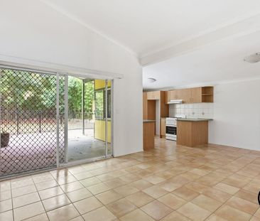 Spacious Tri-Level Home in a Quiet, Leafy Street 🌿 - Photo 2