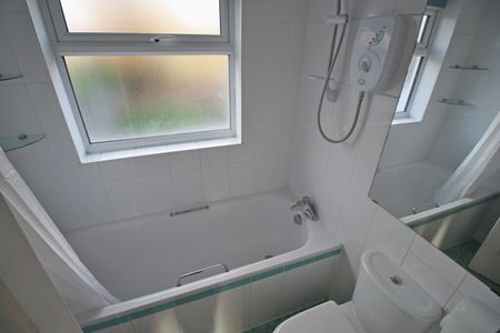 Park Lane, TW5, Middlesex - Photo 3