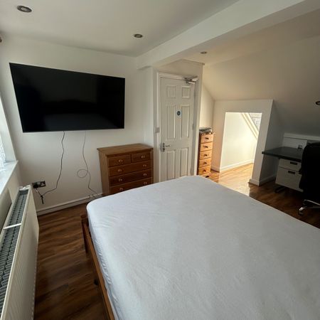 Church Rise, Chessington - Photo 3