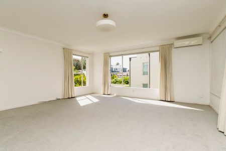 Charming Apartment - Photo 2