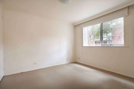 Stylish Living in the Heart of Kew - Photo 2
