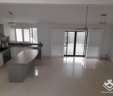 Architecturally designed townhouse with soaring ceilinge Listing - Photo 5