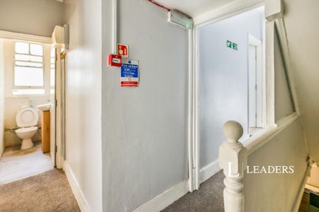 1 bedroom in a flat share to rent - Photo 2