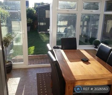 3 bedroom end of terrace house to rent - Photo 2