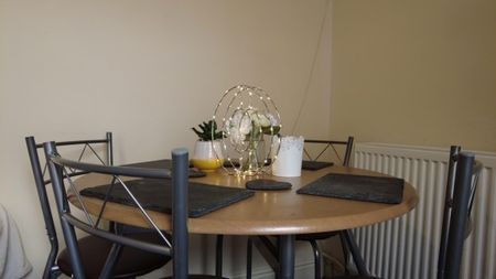 4 Bed - High Street – 4 Bed - Photo 2