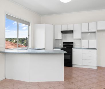 Three bedroom home - Lawn maintenance included - Photo 1